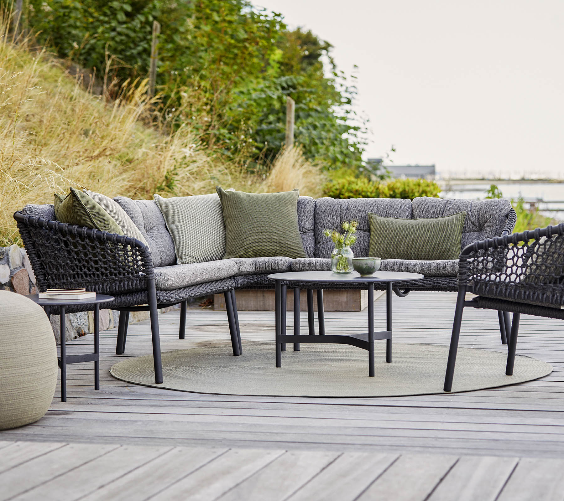 Twist Beistelltisch / Couchtisch Ø 70 cm Twist Beistelltisch / Couchtisch Ø 70 cm