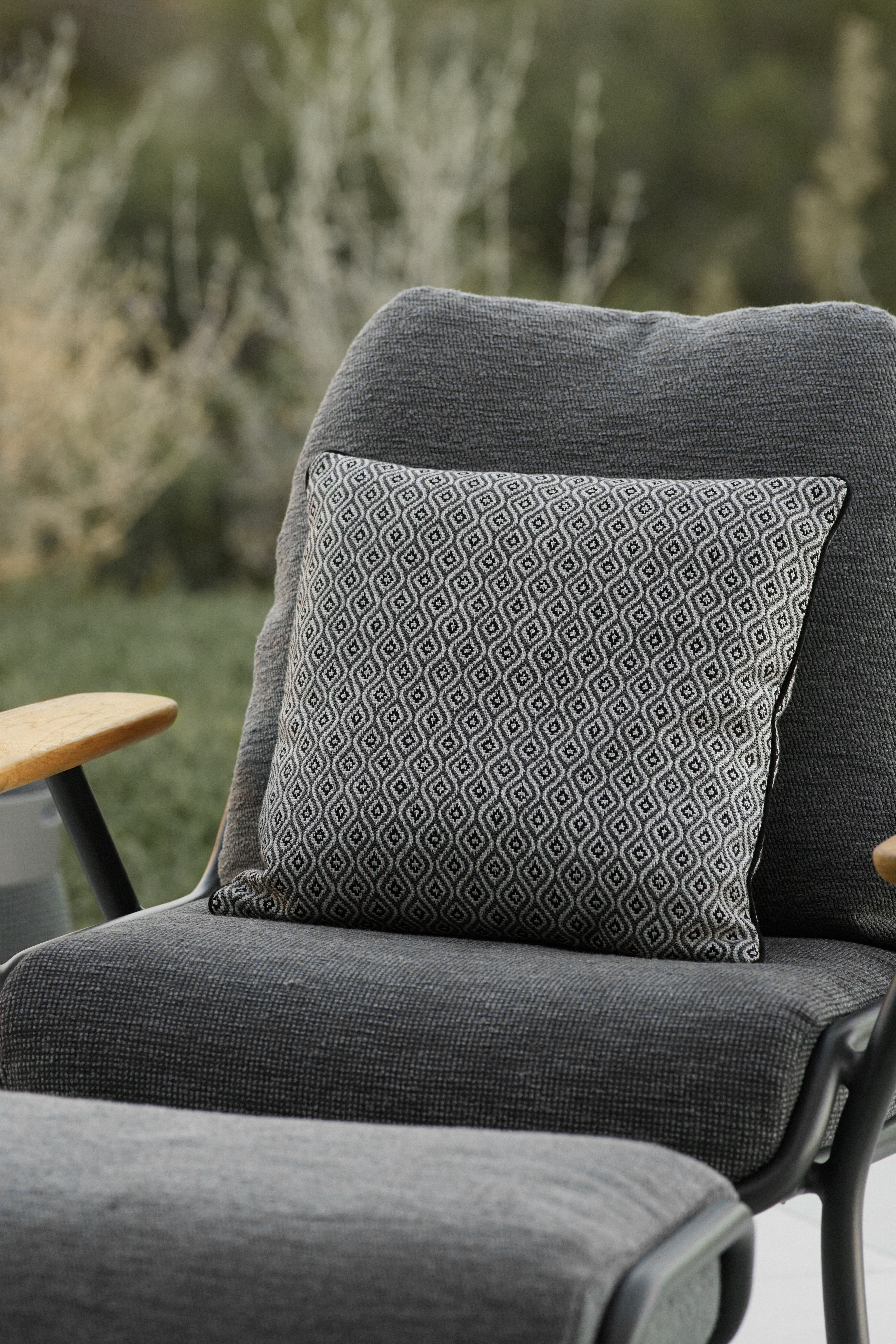 Basso Lounge Sessel mit Teak Armlehne, inkl. Polster Basso Lounge Sessel mit Teak Armlehne, inkl. Polster